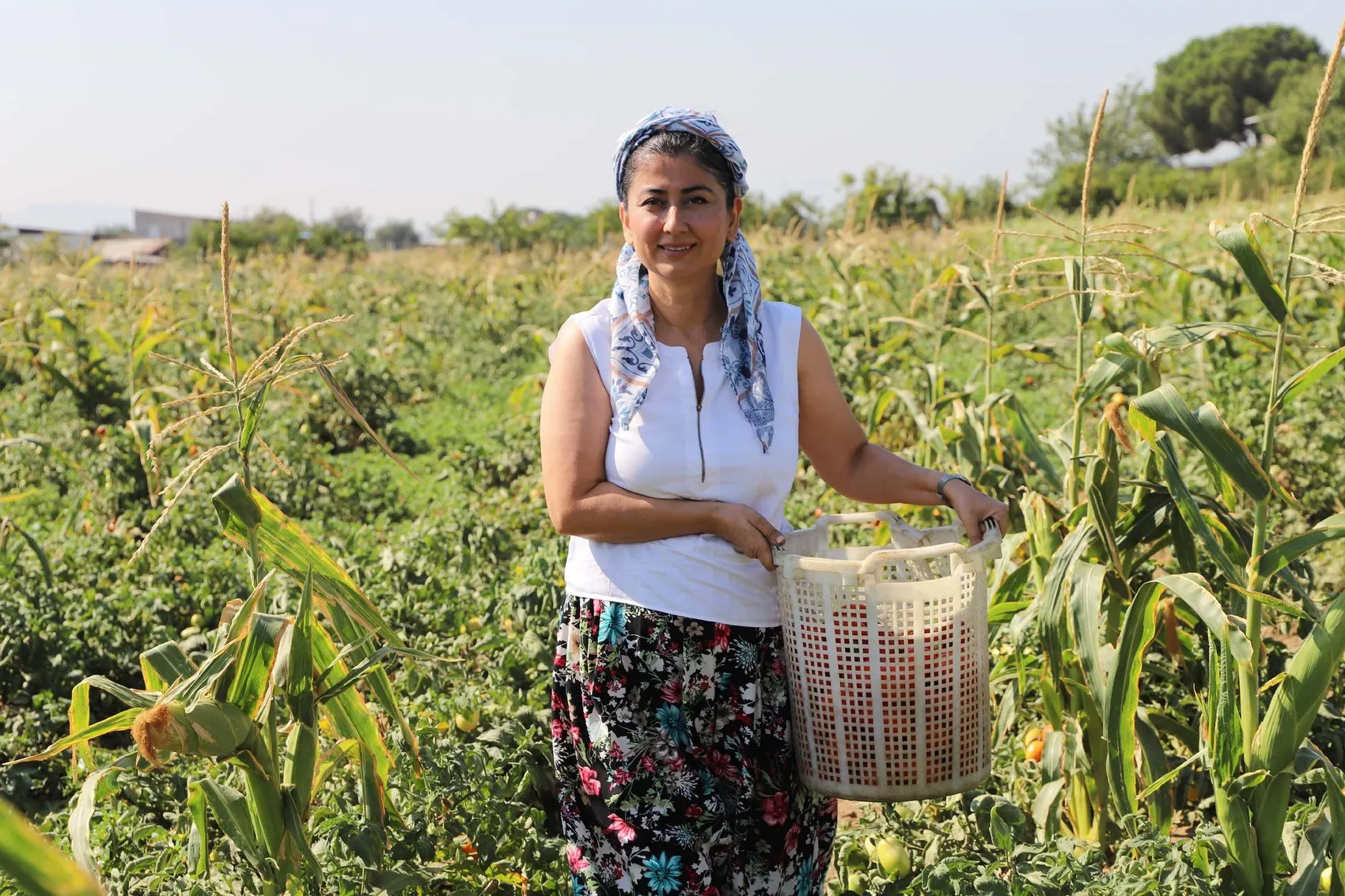 Eczacı Yeliz Dermancı beyaz önlüğü şalvarla değiştiriyor