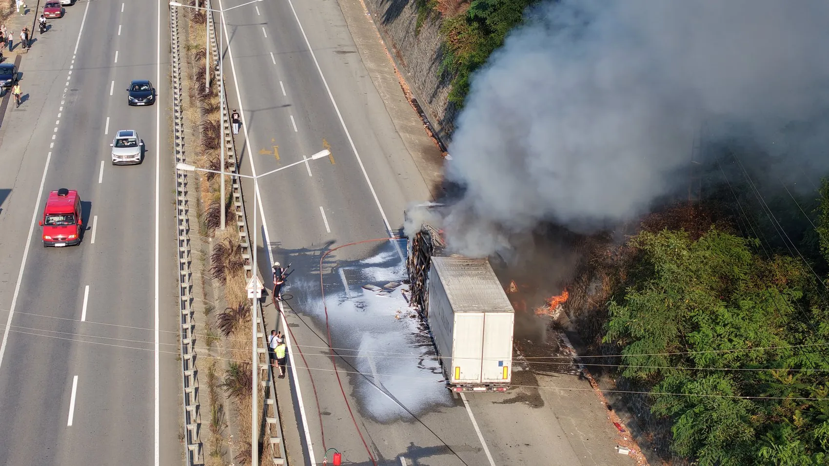 Giresun'da seyir halindeki TIR alevlere teslim oldu