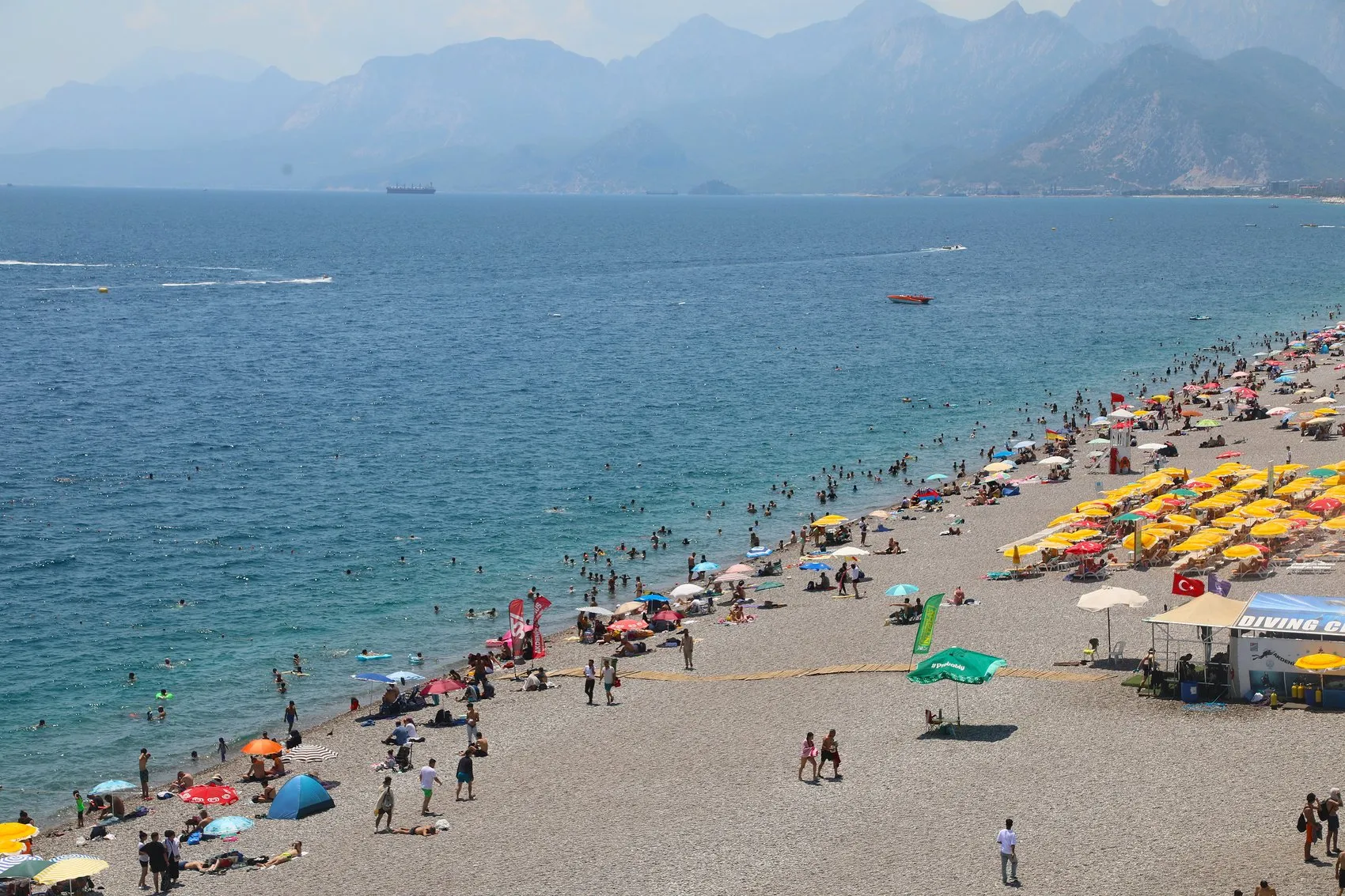 Antalya kavurucu sıcakla tanıştı sahillere akın etti
