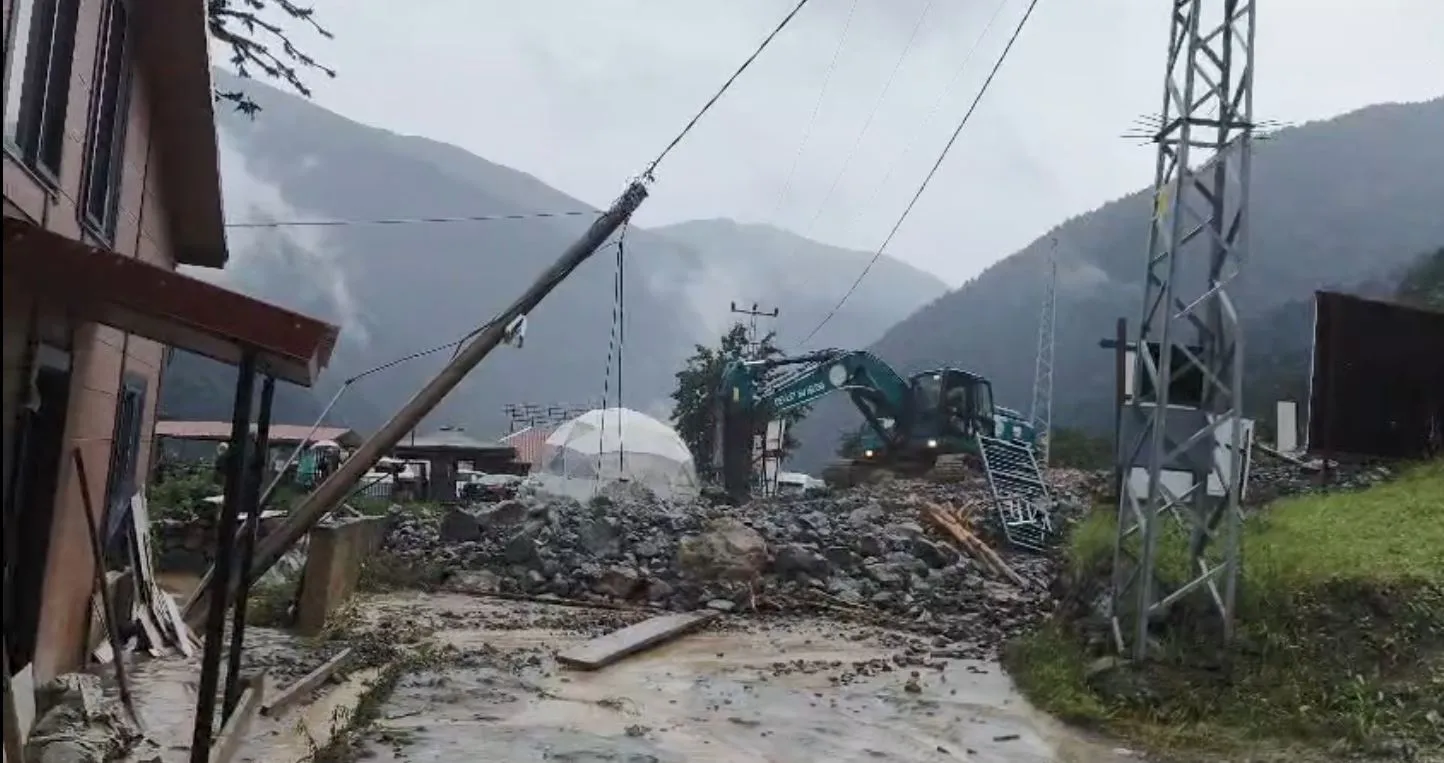 Uzungöl'de doğa alarm verdi: Turistik yollar kapandı, araçlar mahsur kaldı