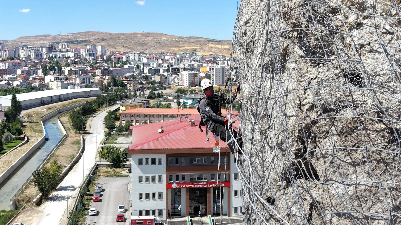 Sivas Yukarı Tekke’de dev kayalıklar çelik ağlarla korumaya alındı