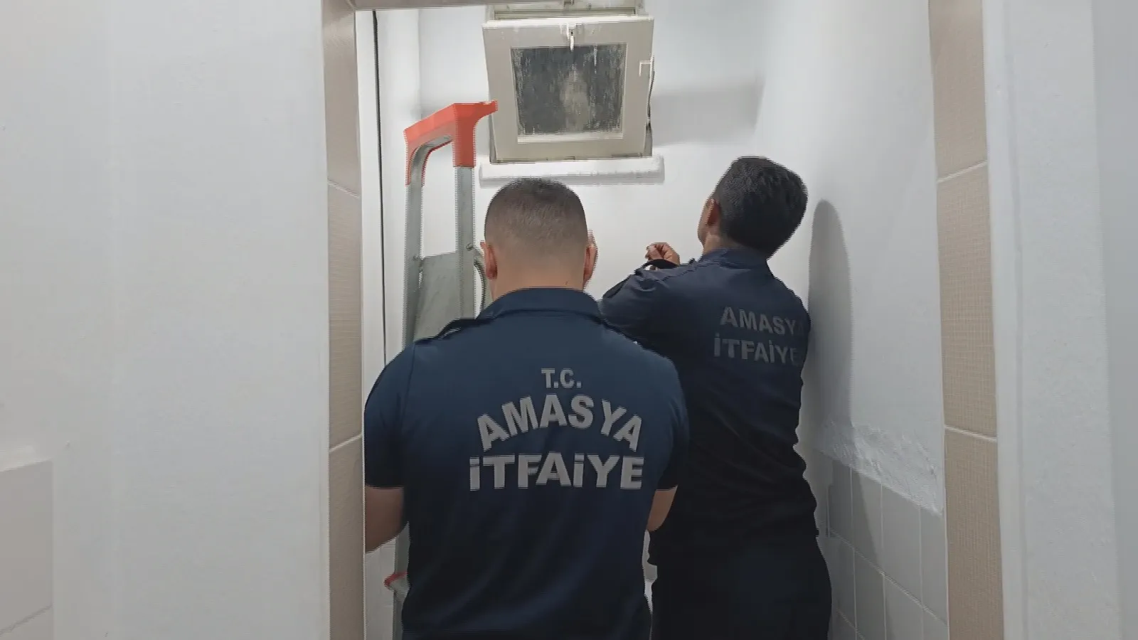 Amasya'da itfaiyeye kök söktüren kedi kurtarma operasyonu