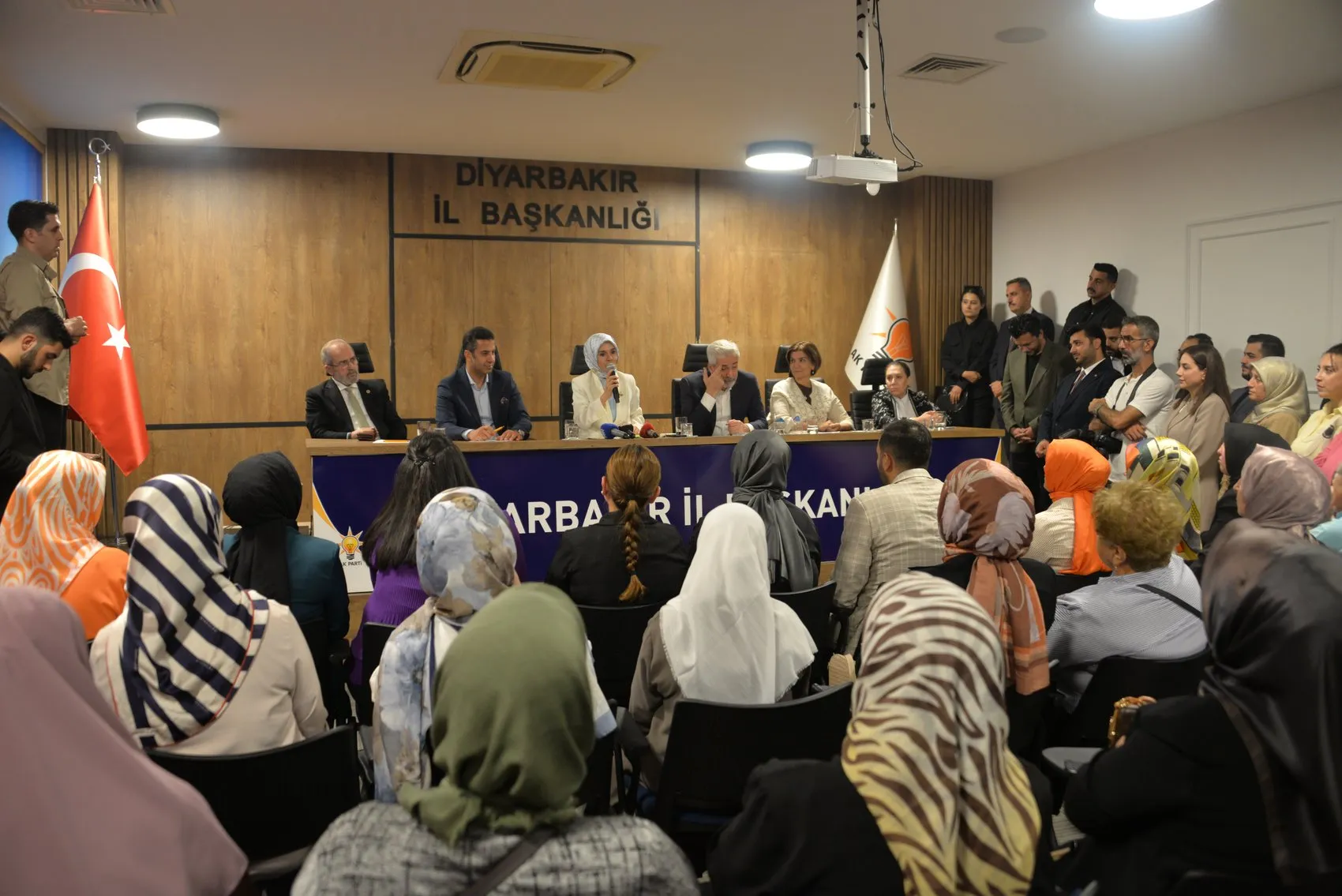 Bakan Göktaş Diyarbakır ziyaretinde huzur mesajı verdi