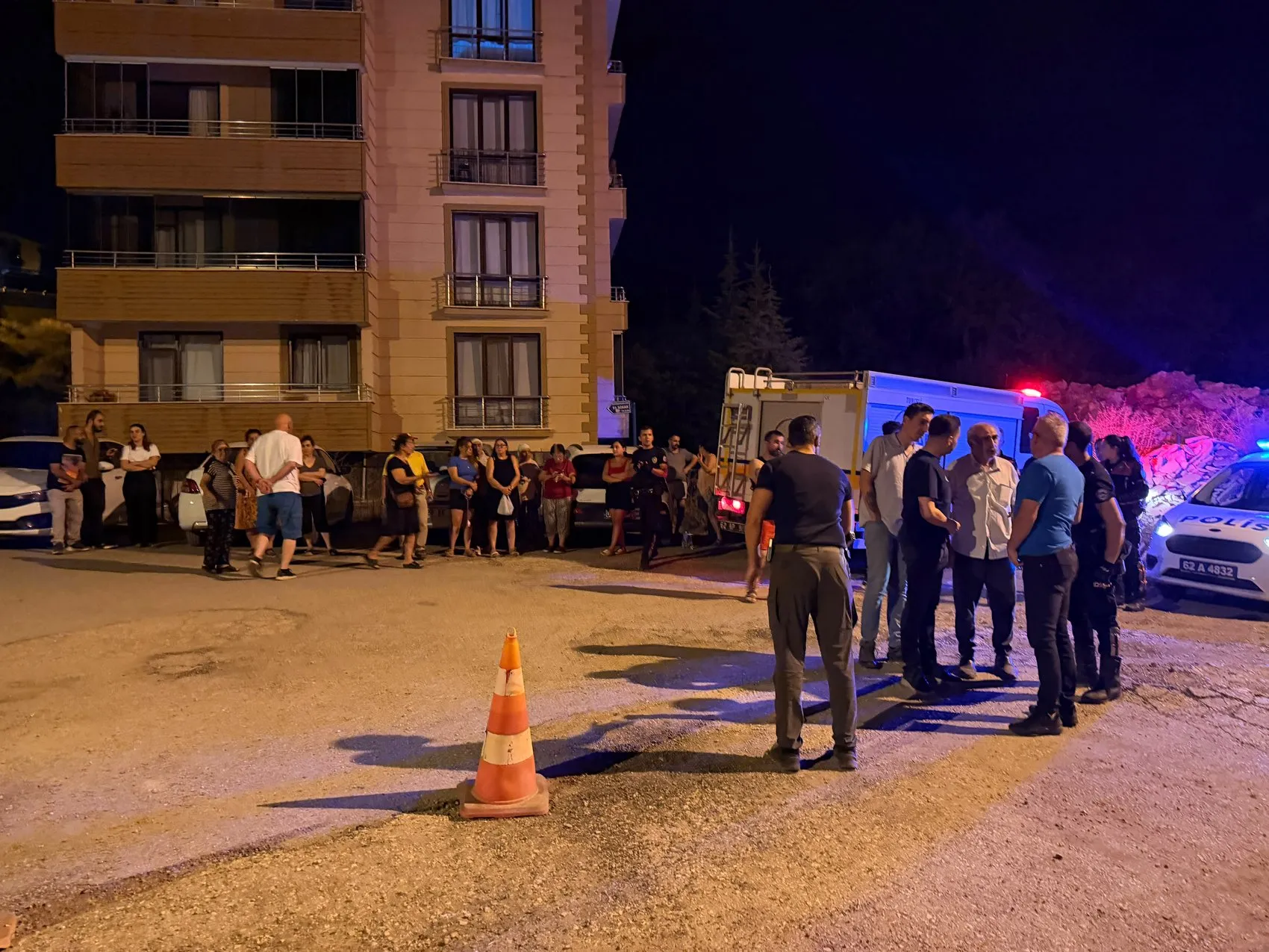 Bitişikteki kazı 5 katlı binayı kaydırdı, 12 daire boşaltıldı