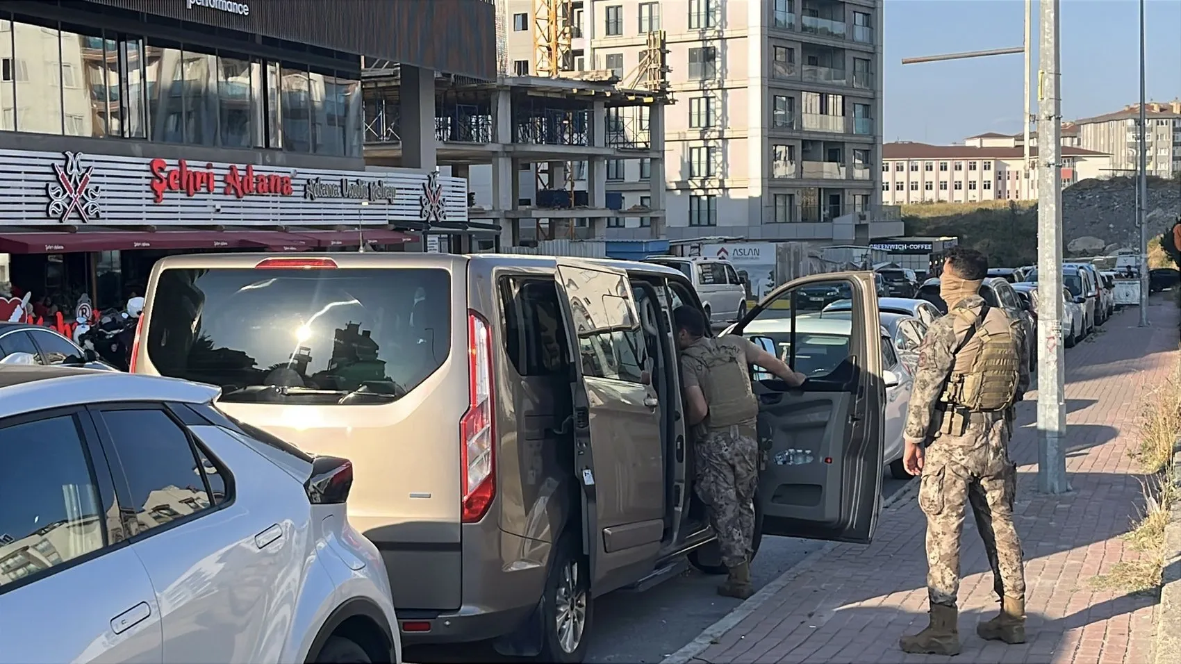 Gebze’de film gibi operasyon Şüpheli kaçarken merdivenlerden düştü