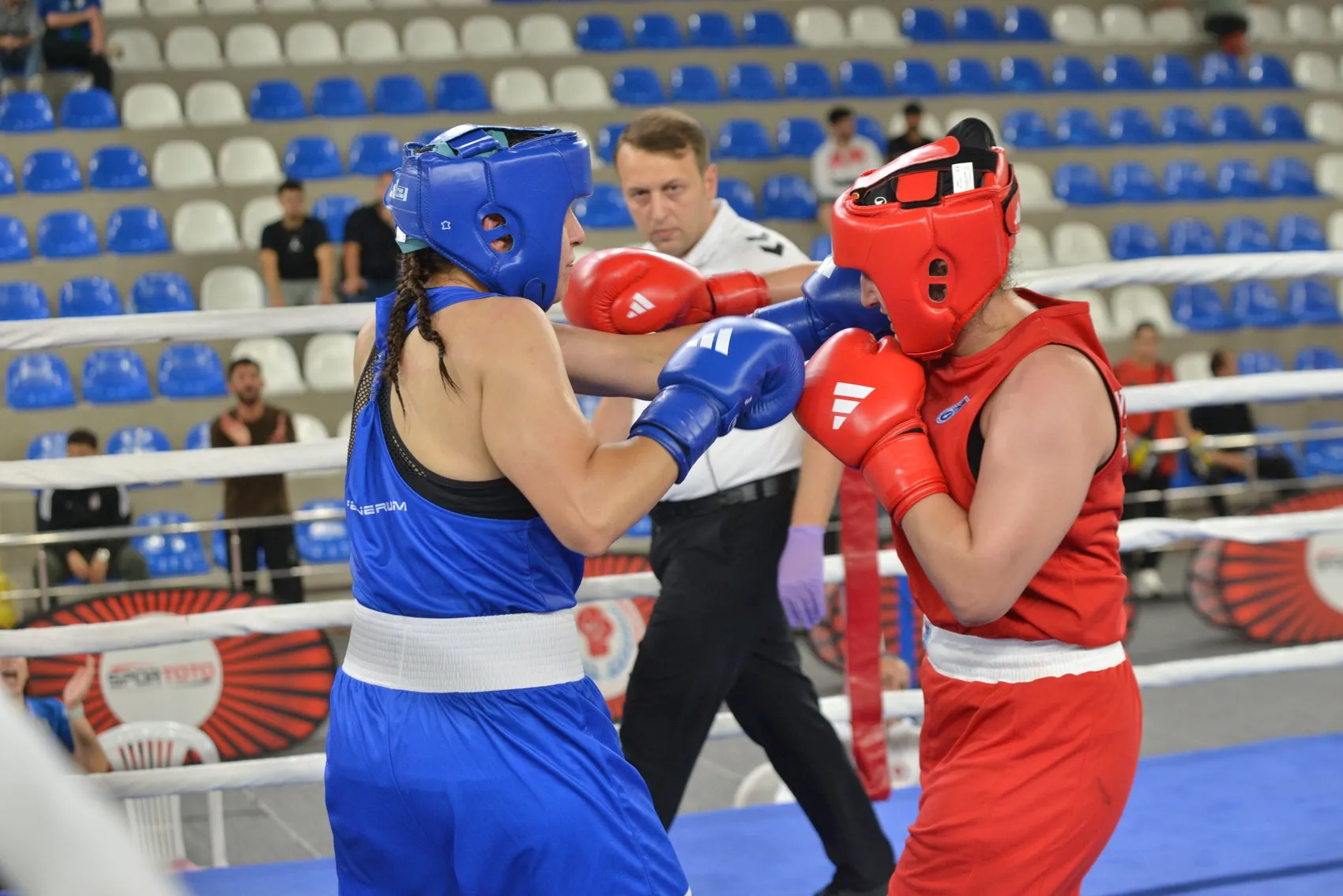 Rize'de ringler şampiyonlara doydu 59 ilden 365 boksör kıyasıya yarıştı