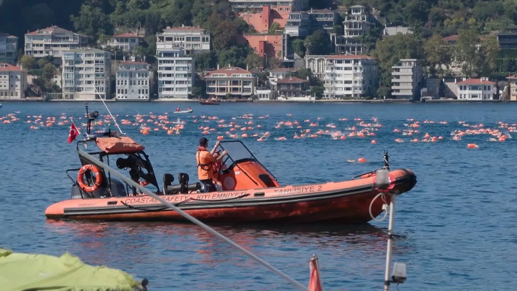 İstanbul Boğazı kulaç atan yüzücülerle doldu