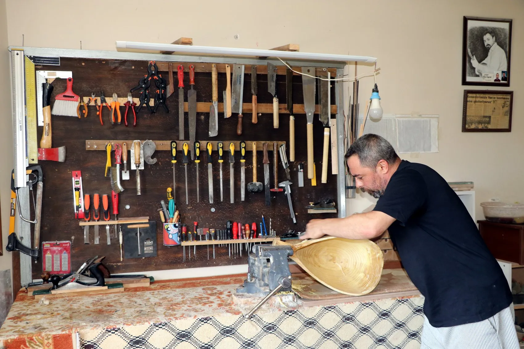 Vanlı ustanın elinden çıkan bağlamalar dünya sahnelerinde yankılanıyor
