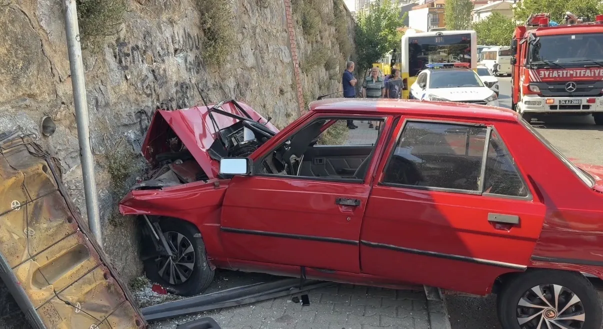 Ataşehir'de sürücü direksiyon hakimiyetini kaybetti; duvara çarpan otomobilde 3 yaralı