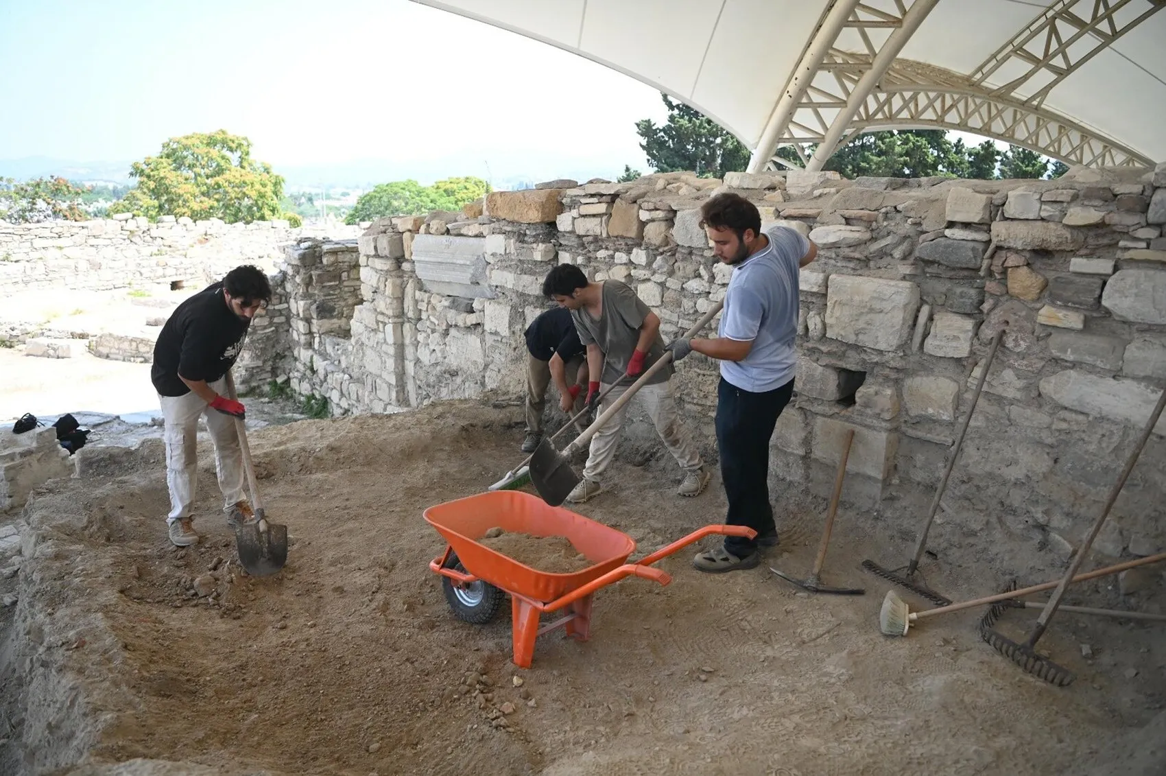 Kuşadası Kadıkalesi’nde 5 bin yıllık gizemli tarih gün yüzüne çıkarılıyor