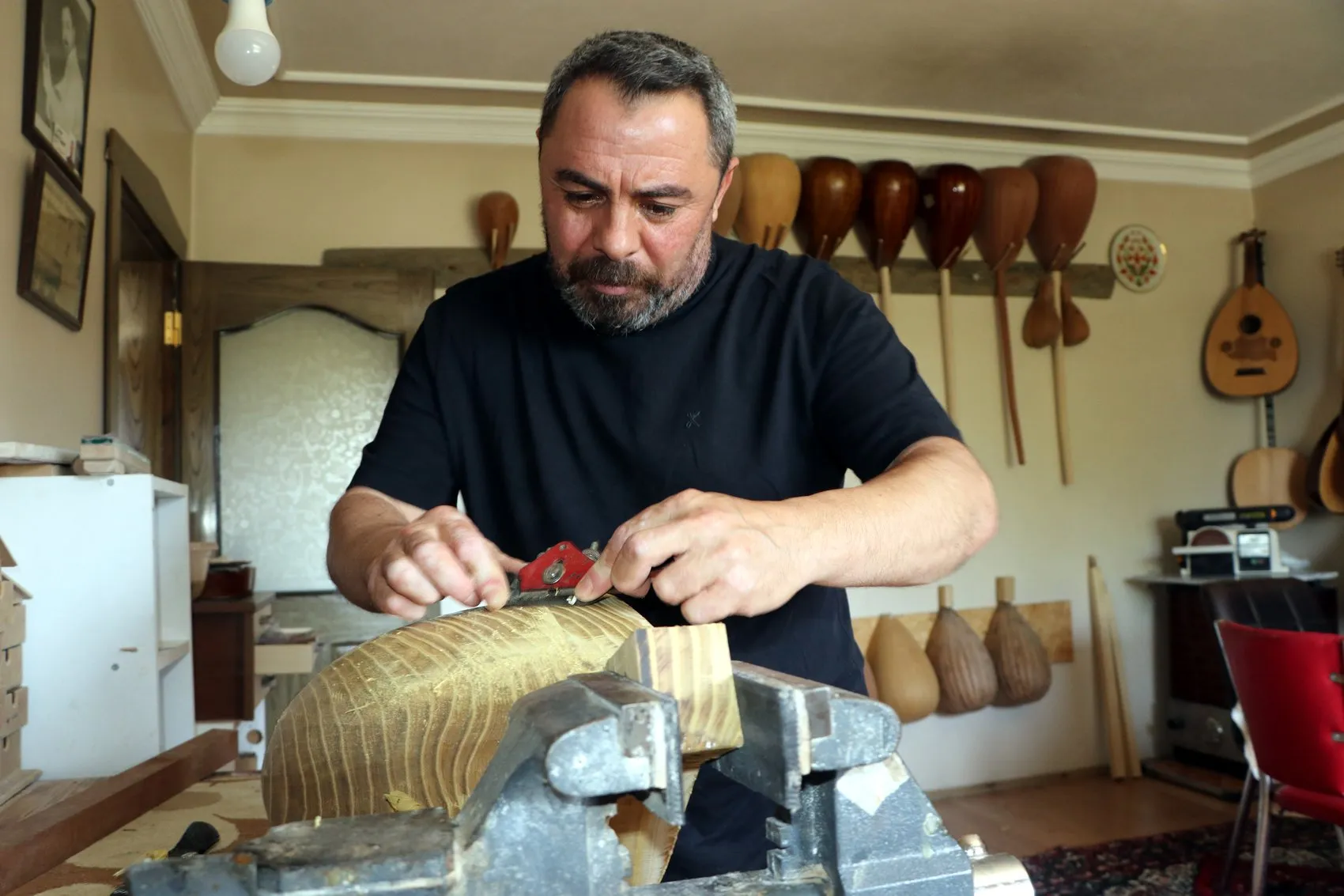 Vanlı ustanın elinden çıkan bağlamalar dünya sahnelerinde yankılanıyor