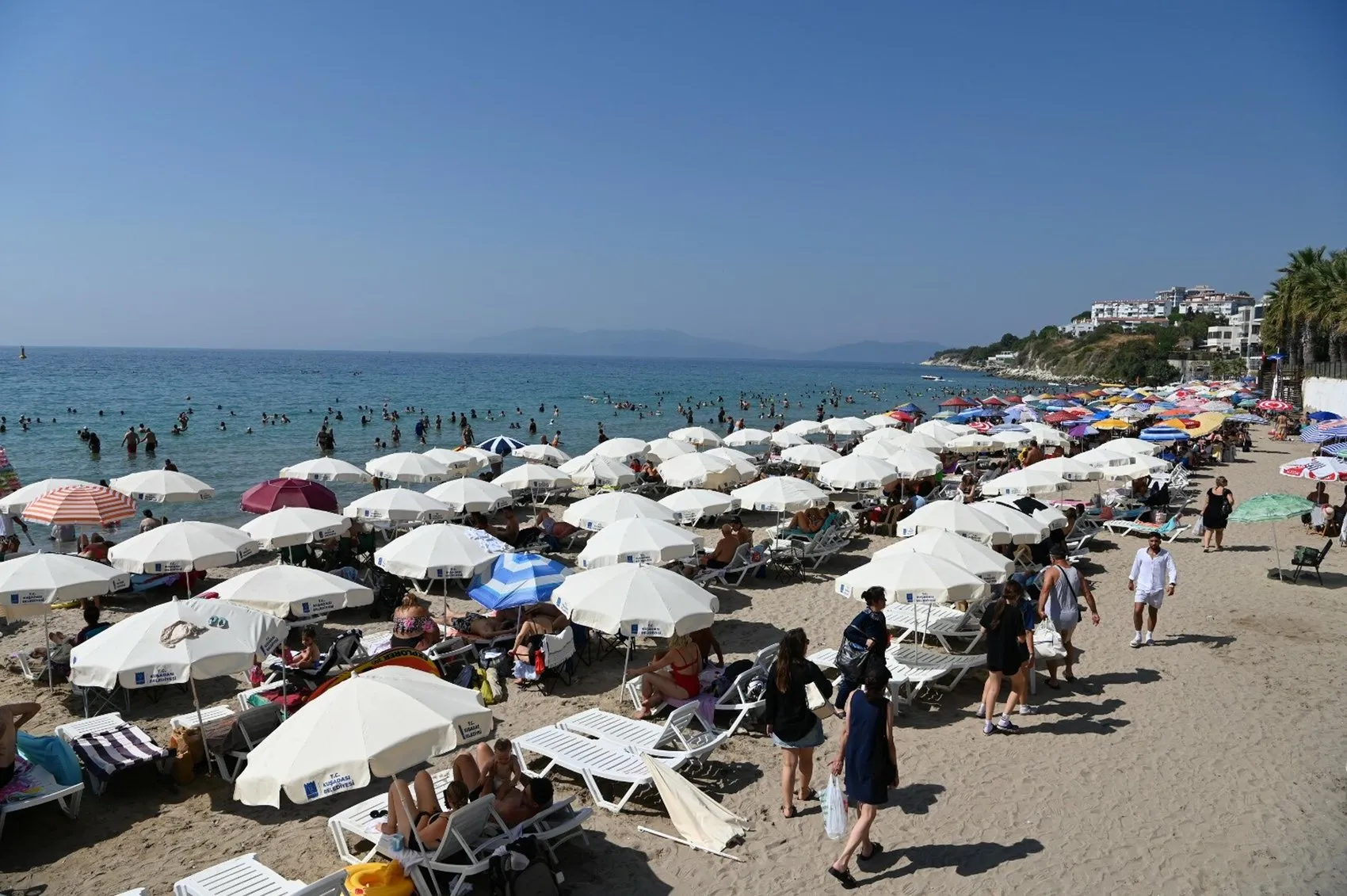 Kuşadası'nda termometreler 37'yi gösterdi, sahillerde yer kalmadı