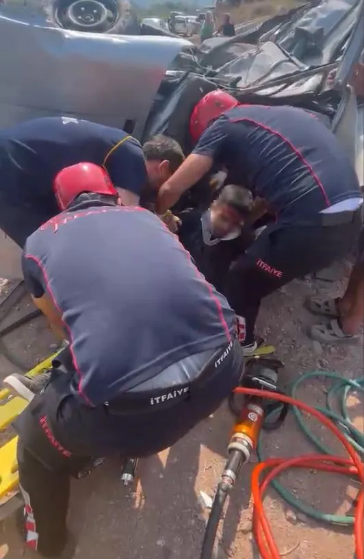 Kavşakta çarpıştılar, 2 kişi araçta sıkıştı