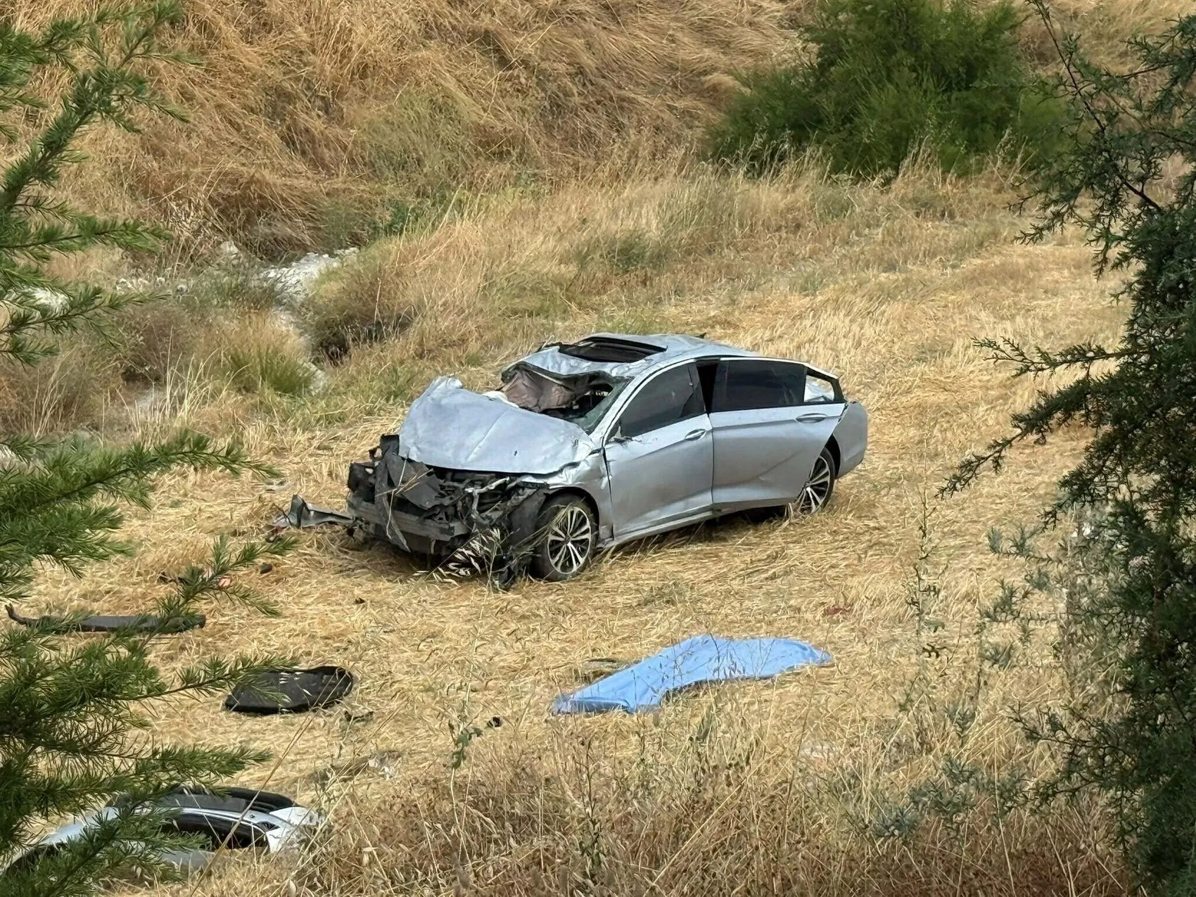Manisa'da direksiyon hakimiyetini kaybeden sürücü tarlaya uçarak hayatını kaybetti