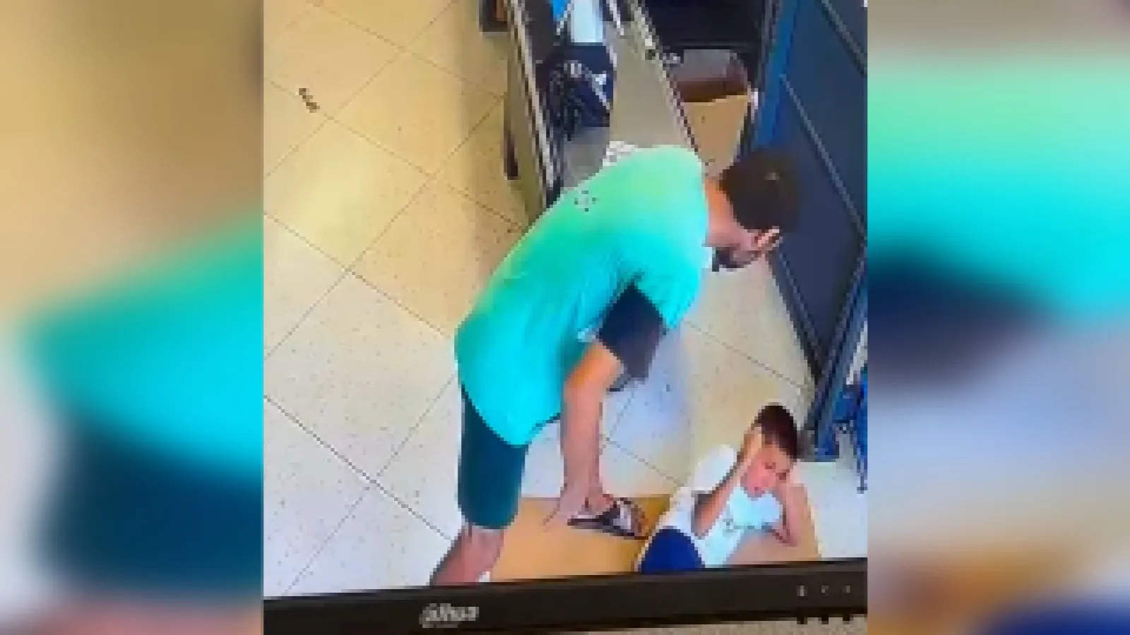 Mersin'de markete sığınan çocuğa şiddet anbean kaydedildi
