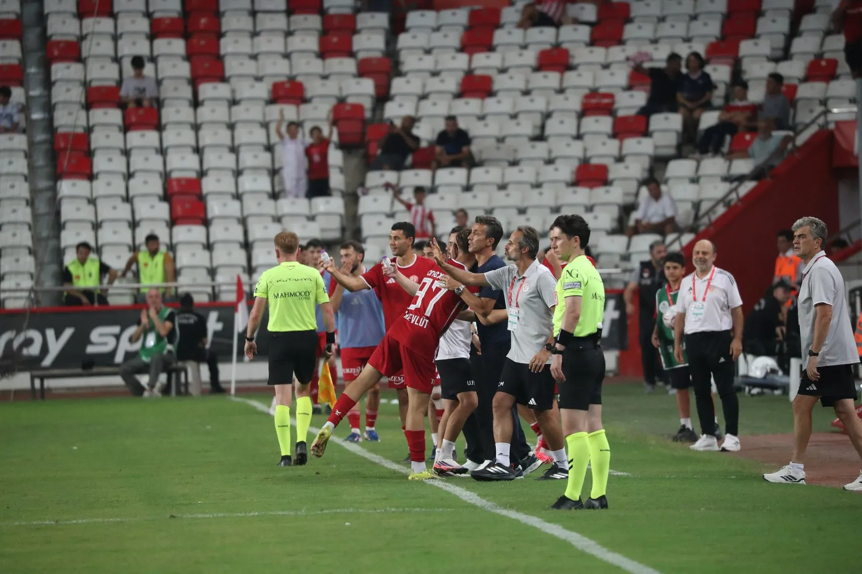 Antalyaspor gol düellosundan galip çıktı