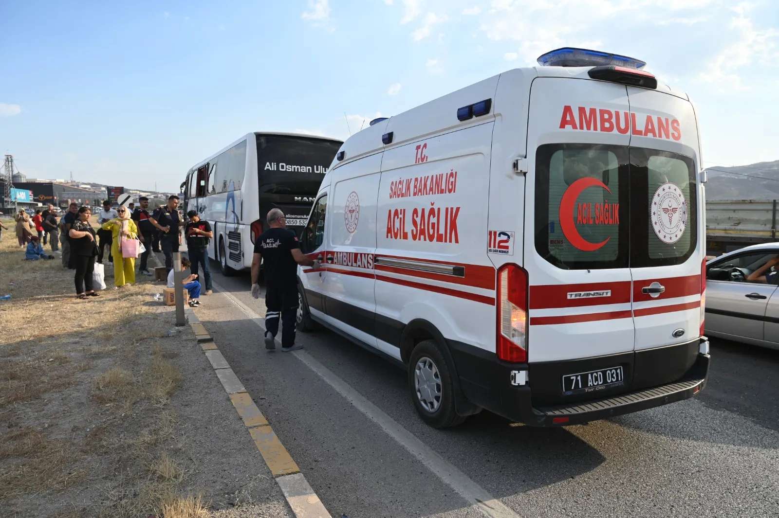 Kırıkkale'de zincirleme kaza Otobüs TIR'a, sonra kamyonete çarptı