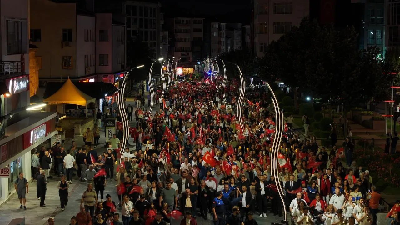 Bolu sokakları 30 Ağustos coşkusuyla aydınlandı