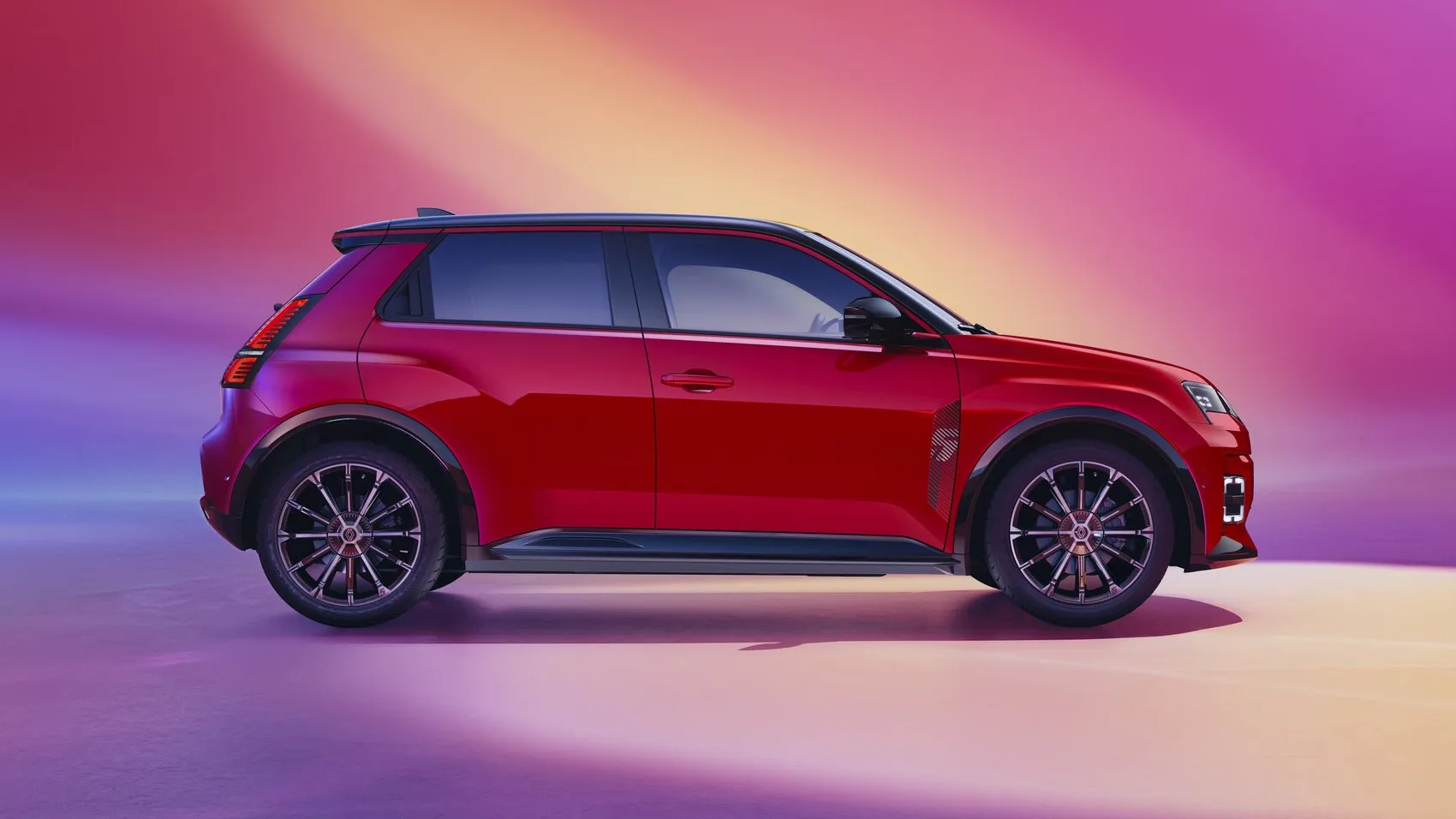 Renault 5 E-Tech yenilendi: Daha fazla menzil ve LFP batarya