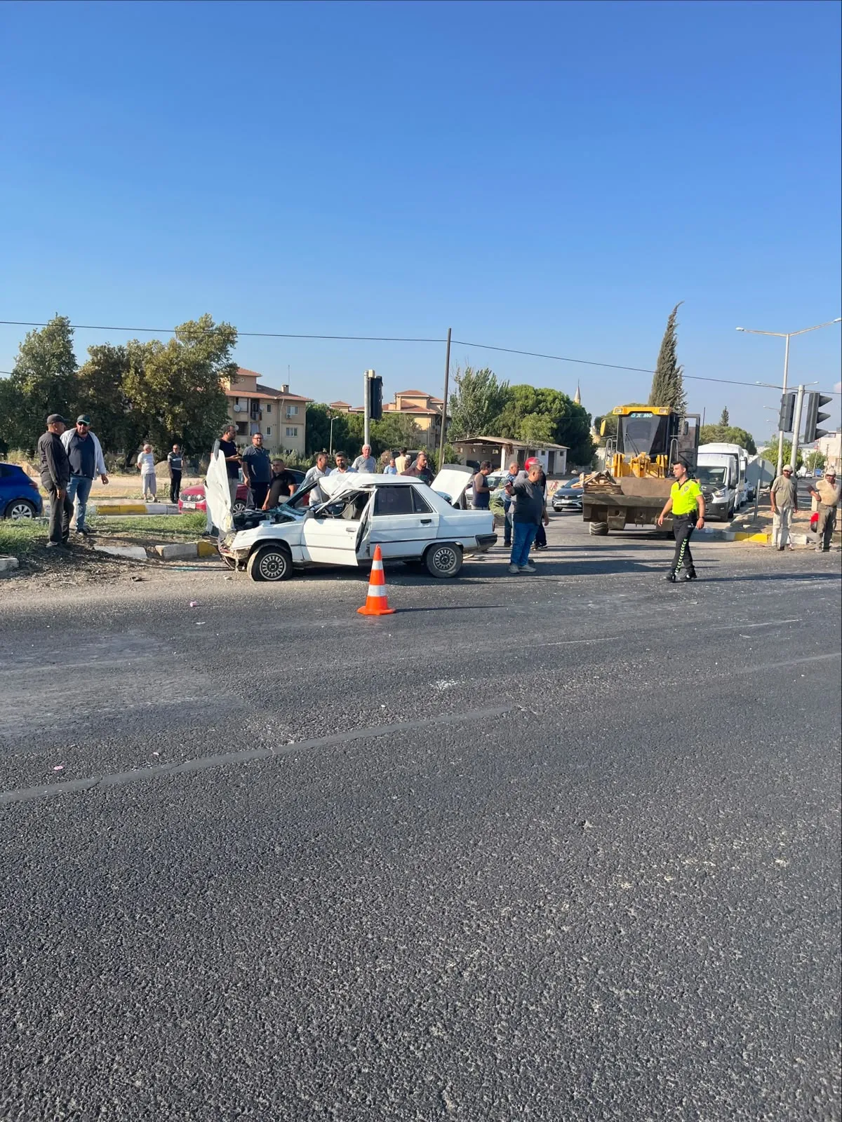 Akşam kavşağında motosiklet ve otomobil çarpıştı, 2 kişi ağır yaralı