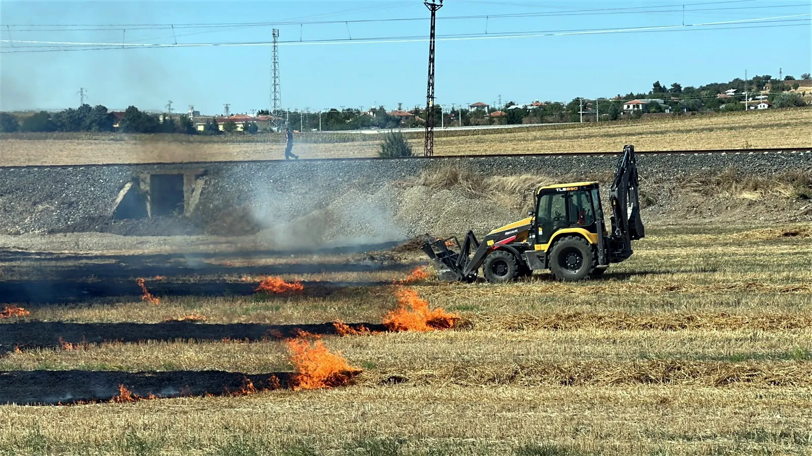 Edirne yol kenarında park halindeki TIR küle döndü