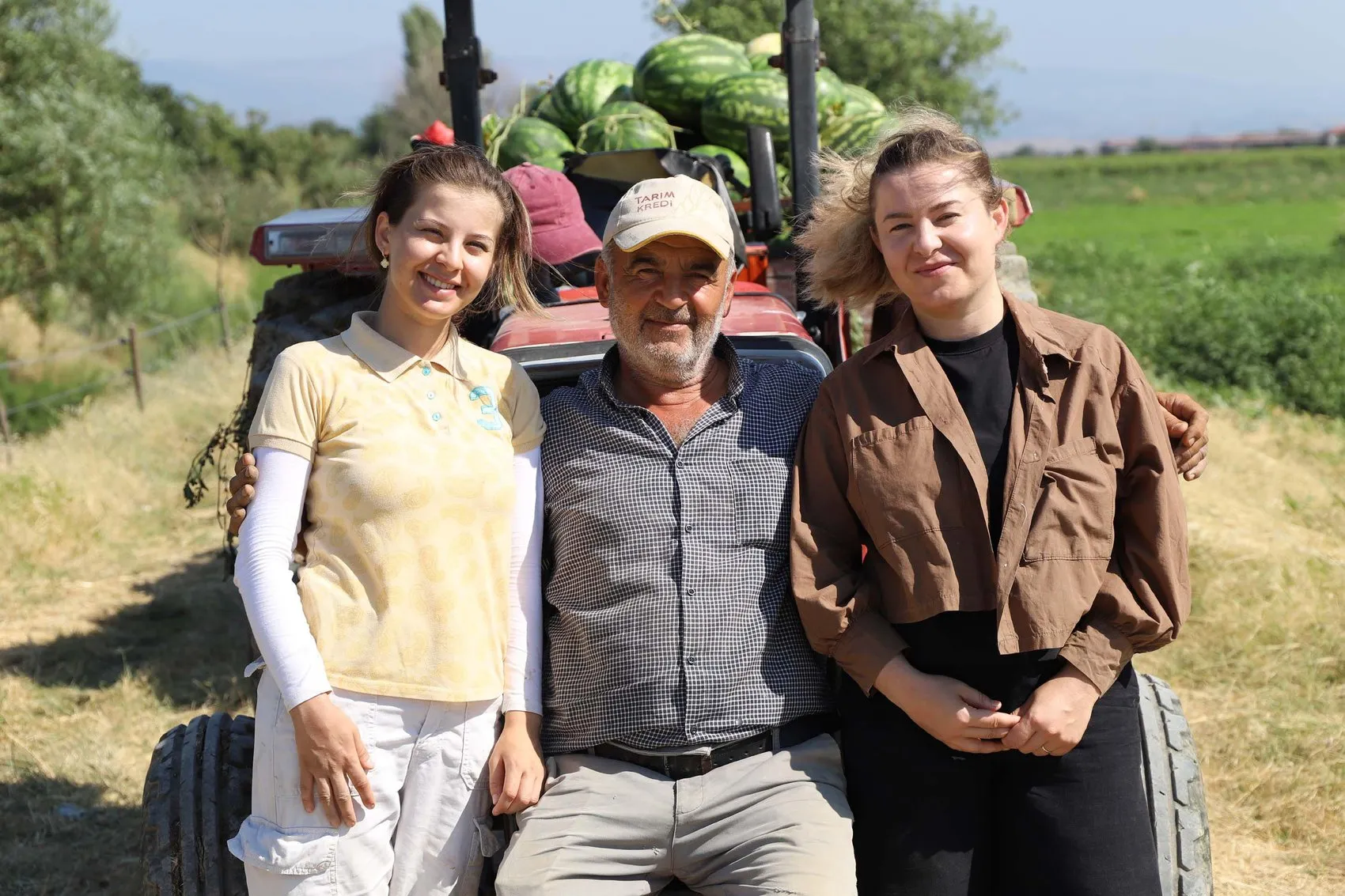 Diplomalı iki kardeş plazayı değil tarlayı seçti