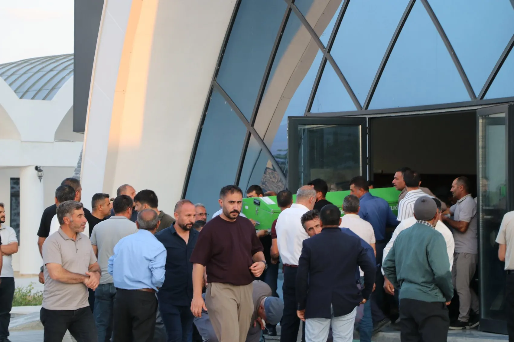 Van Gölü'ndeki acı olayda iki kardeş son yolculuğuna uğurlandı