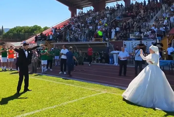 Gelinlikle tribünde maç izlediler, sahayı çiftetellile kapattılar