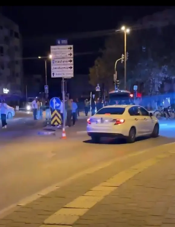 İnegöl'de gece yarısı dehşeti: Kavşakta iki otomobil birbirine girdi