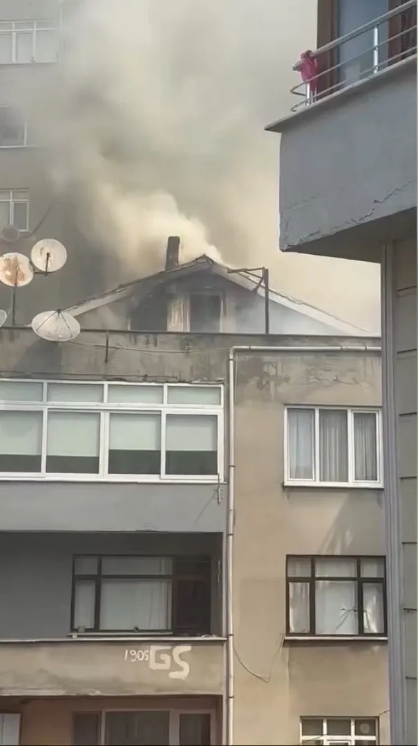Kağıthane'de korkutan çatı yangını