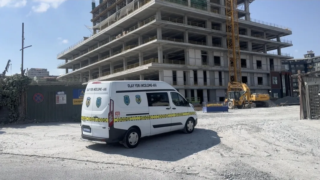 Esenyurt’ta inşaat faciası Bir işçi yüksekten düşerek ağır yaralandı