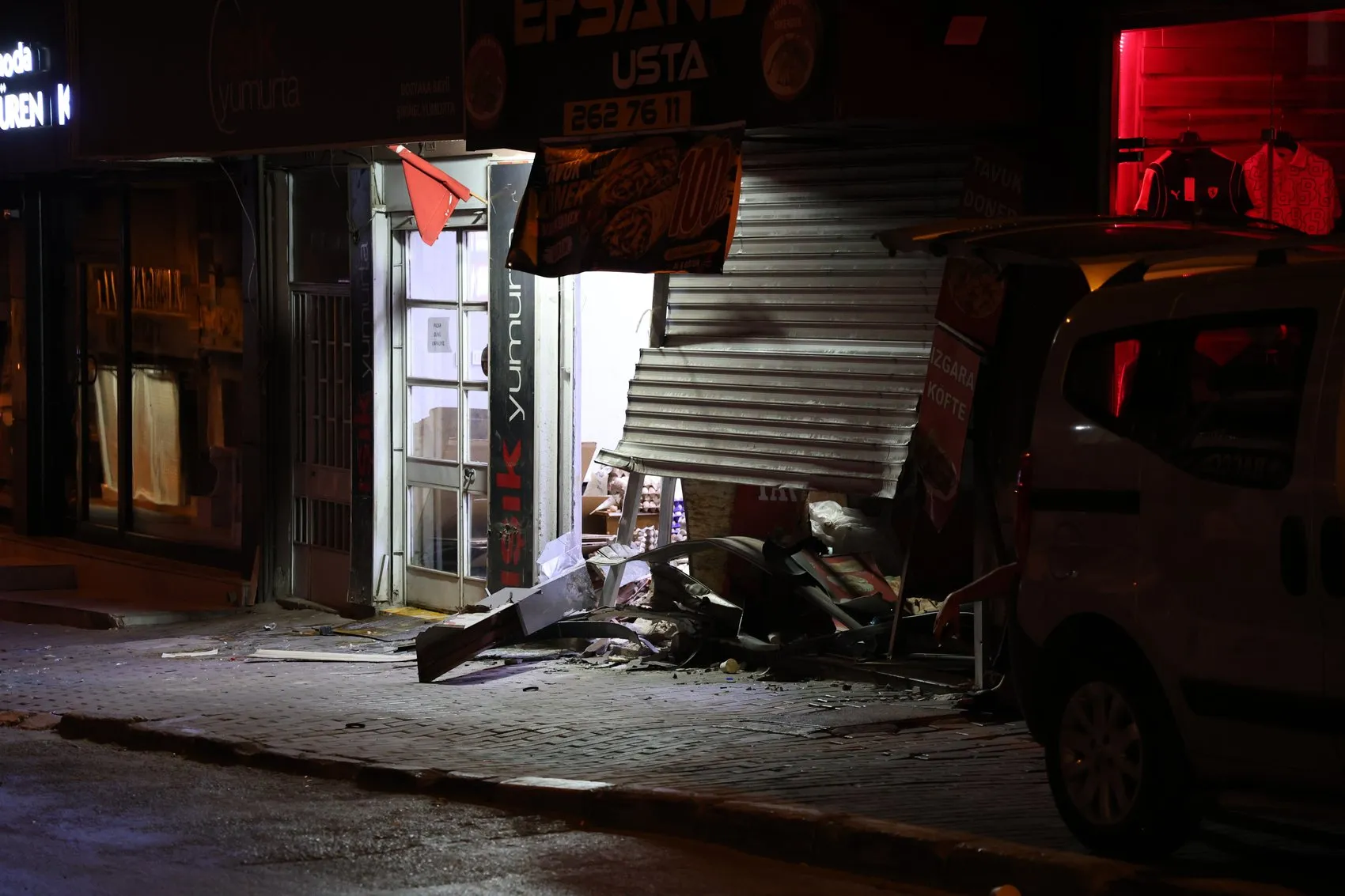 İzmir'de gece yarısı kaza Otomobil dükkana girdi yumurtalar telef oldu