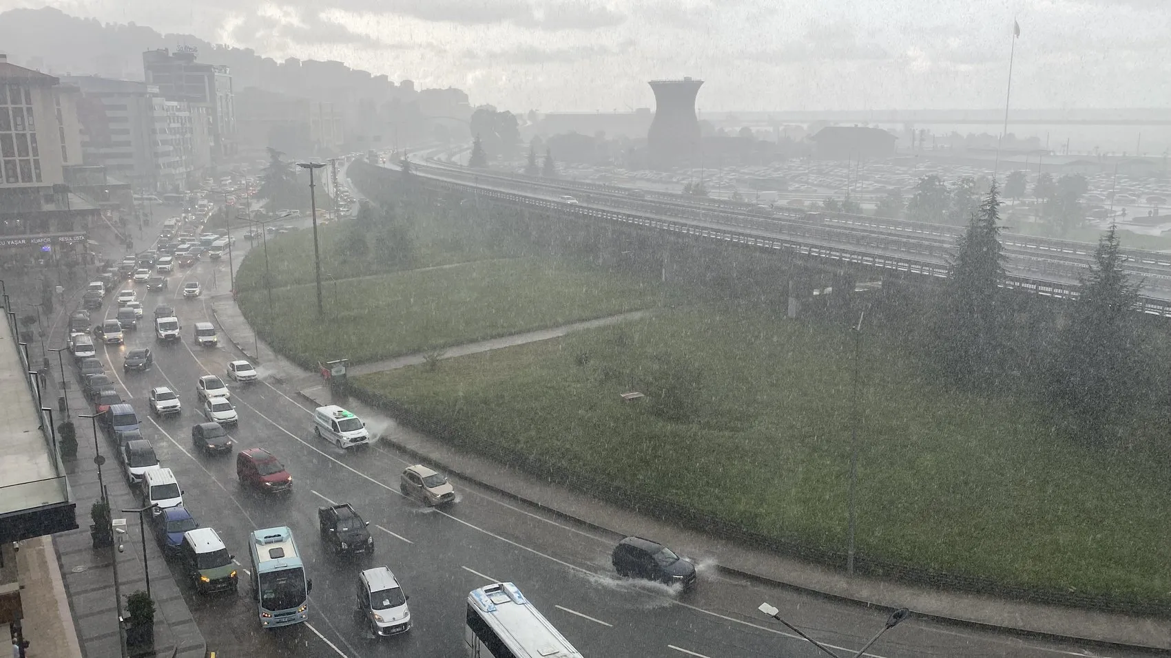 Rize'de gökyüzü boşaldı: Şehir merkezi sular altında kaldı