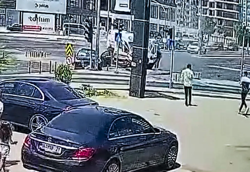 Mersin'de ambulans ve otomobil çarpıştı
