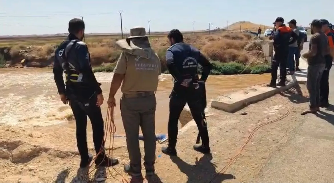 Şanlıurfa'da dereye uçan sürücüden film gibi firar planı