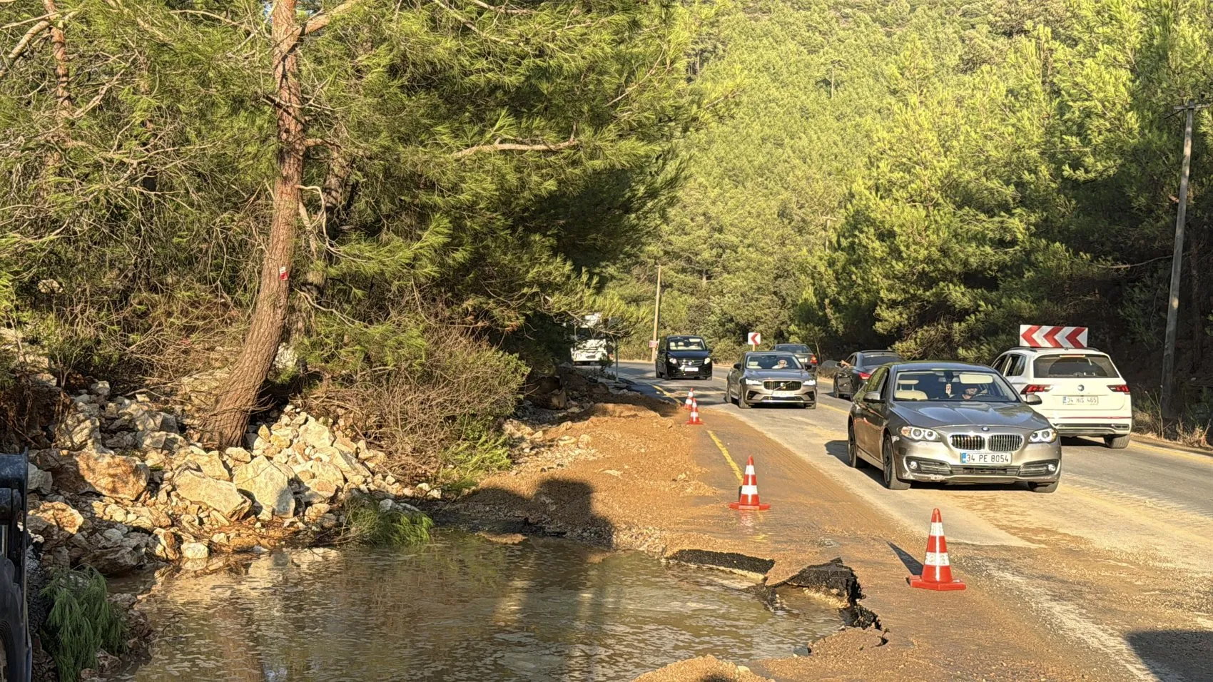 Bodrum trafiğini kilitleyen su hattı patlaması