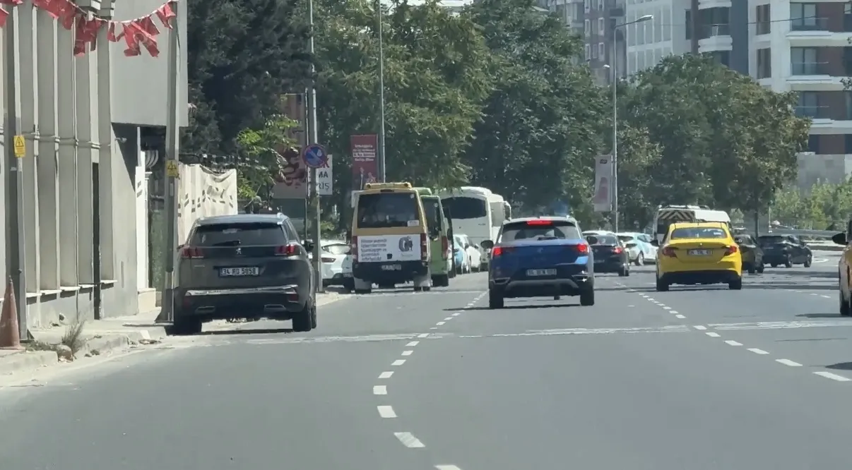 Kağıthane'de motokuryenin park halindeki araca çarpıp takla attığı anlar kamerada
