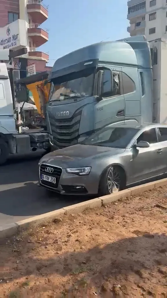TIR şoförü tartıştığı otomobile çarpıp kaçtı, o anlar kamerada