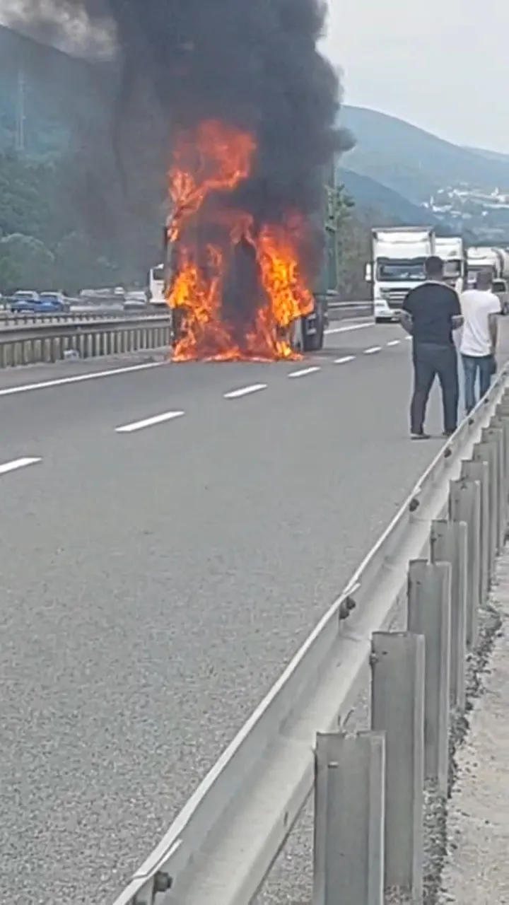 Bolu geçişinde seyir halindeki TIR küle döndü