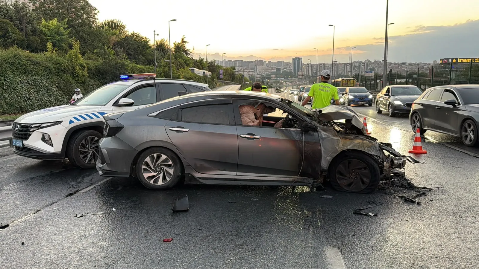 Bahçelievler'de kaza sonrası yanan araç trafiği kilitledi