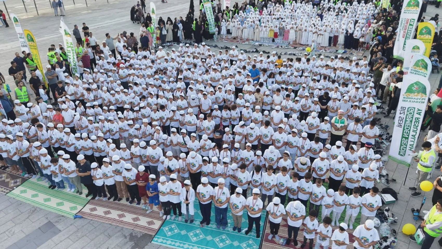 Başakşehir’de yüzlerce çocuk namaz eğitimi sonrası bir araya geldi