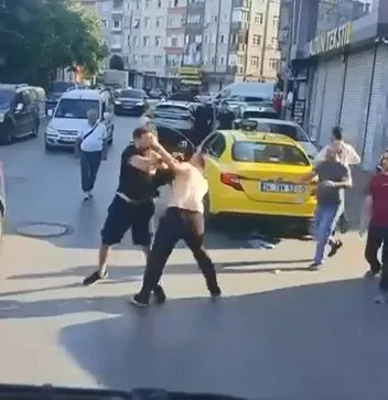İki taksi şoförü ortalığı birbirine kattı, o anlar kamerada
