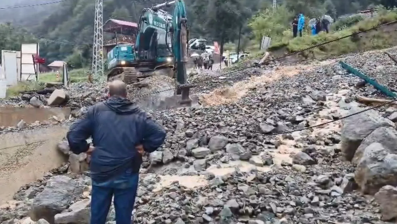 Uzungöl'de doğa alarm verdi: Turistik yollar kapandı, araçlar mahsur kaldı