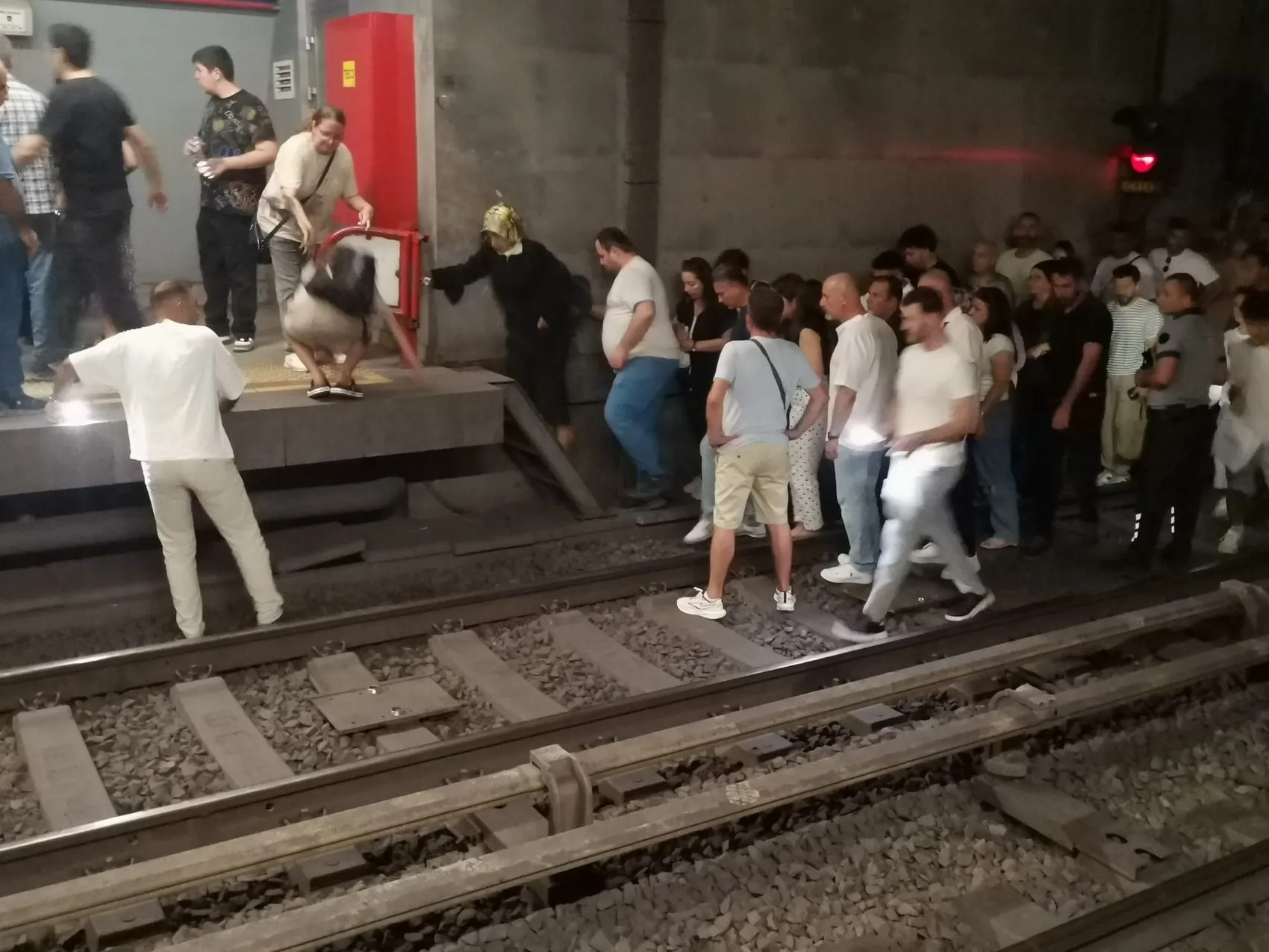 İzmir metrosunda raylara inen yolcular paniği sona erdi