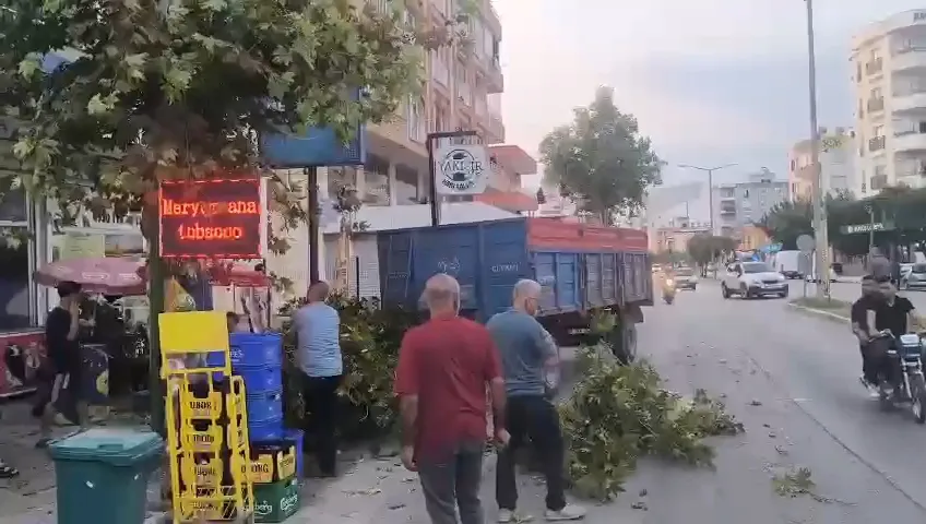 Traktörün römorku kopup kaldırımdakilere daldı, o anlar kamerada