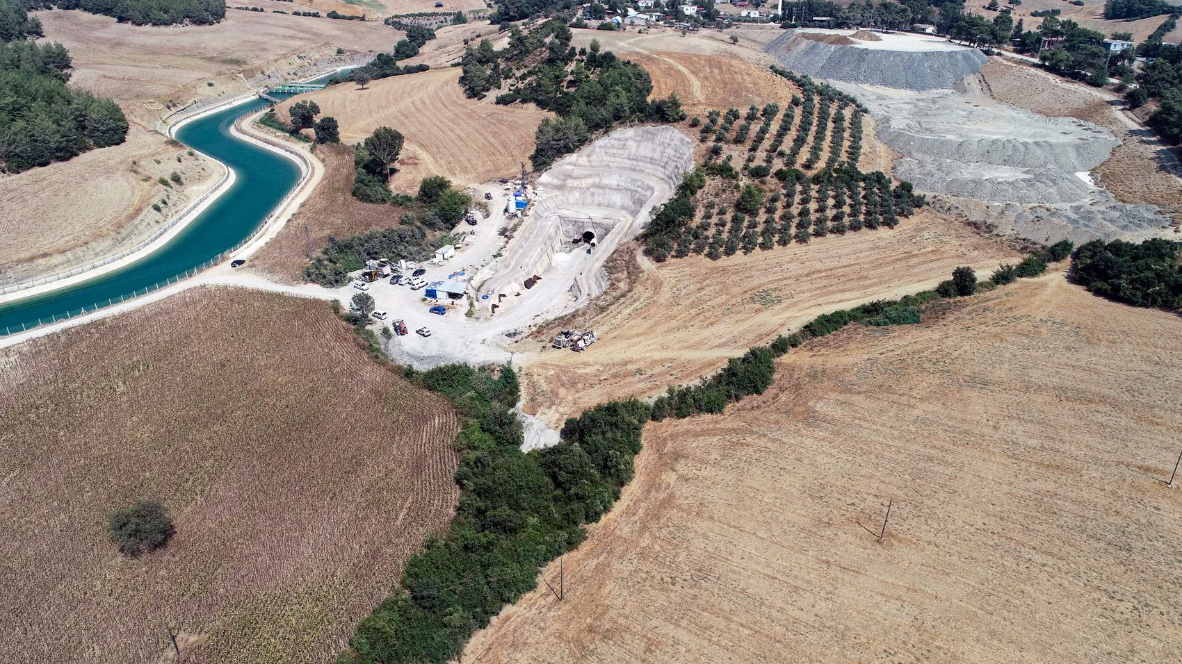 Adana'daki su hattı kazısında toprak altında kalan işçiler hayatını kaybetti