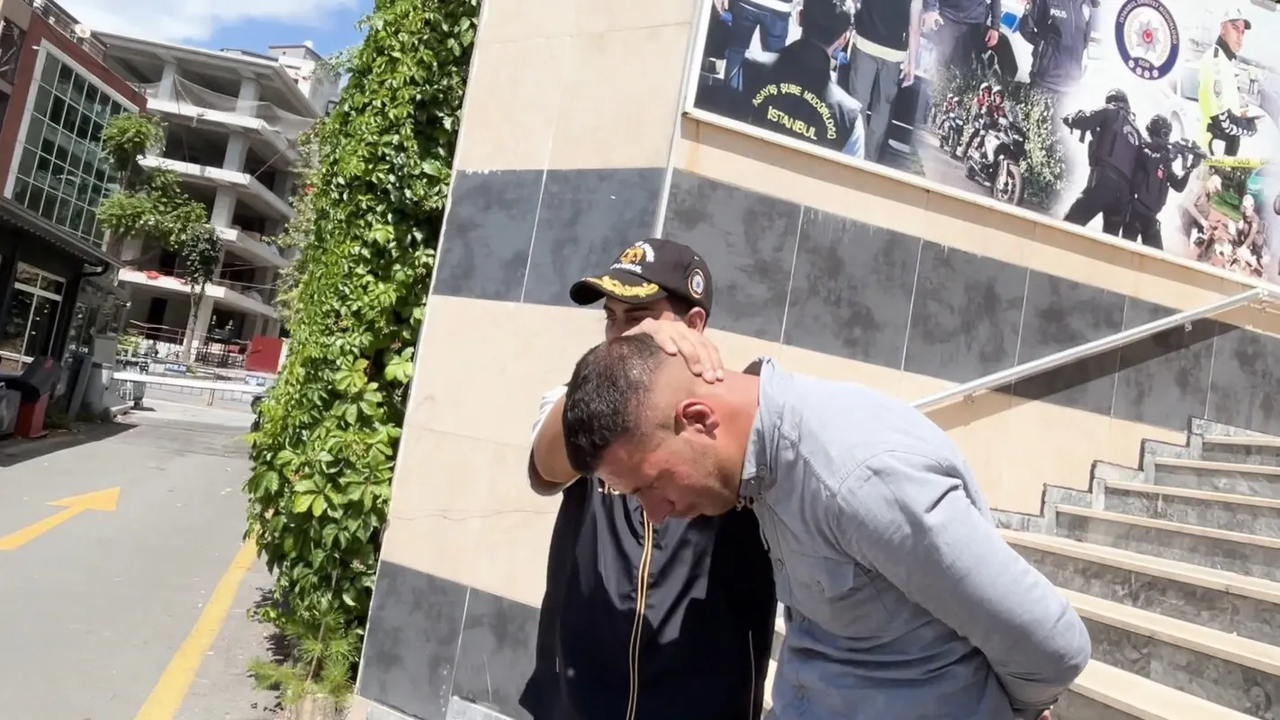 Cami avlusunda namaz kılarken birikimini çaldırdı