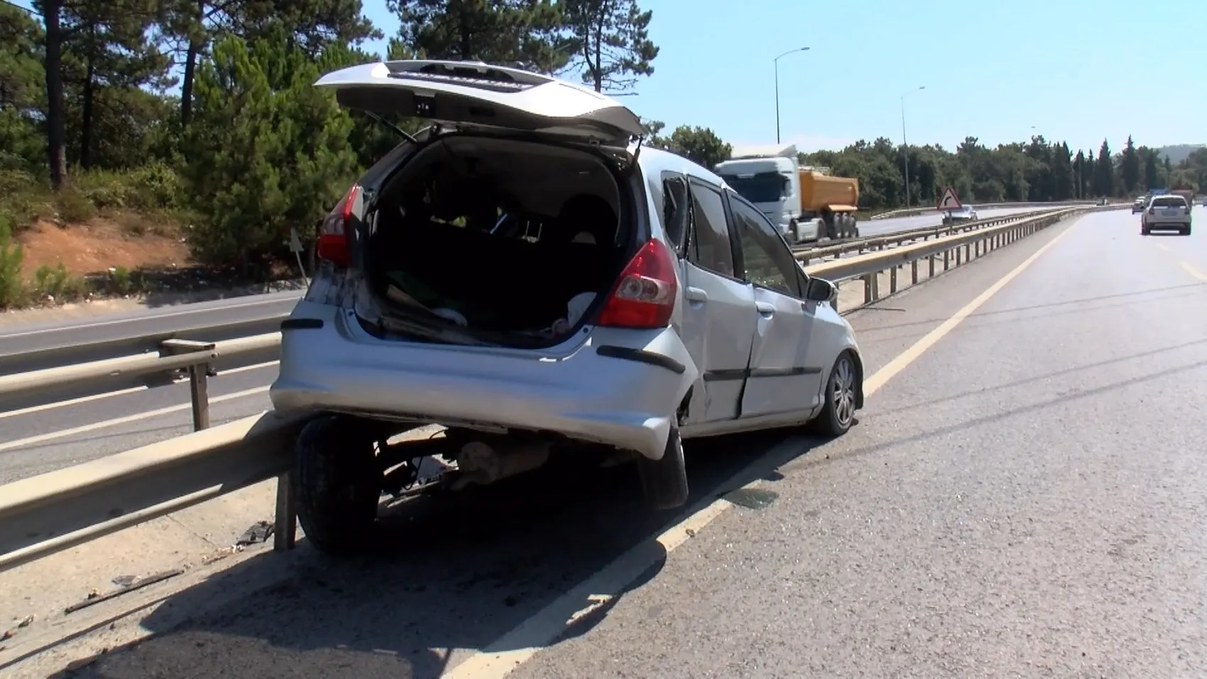 Şile Yolu'nda Otomobil Bariyerlere Çarptı, Sürücü Yaralandı