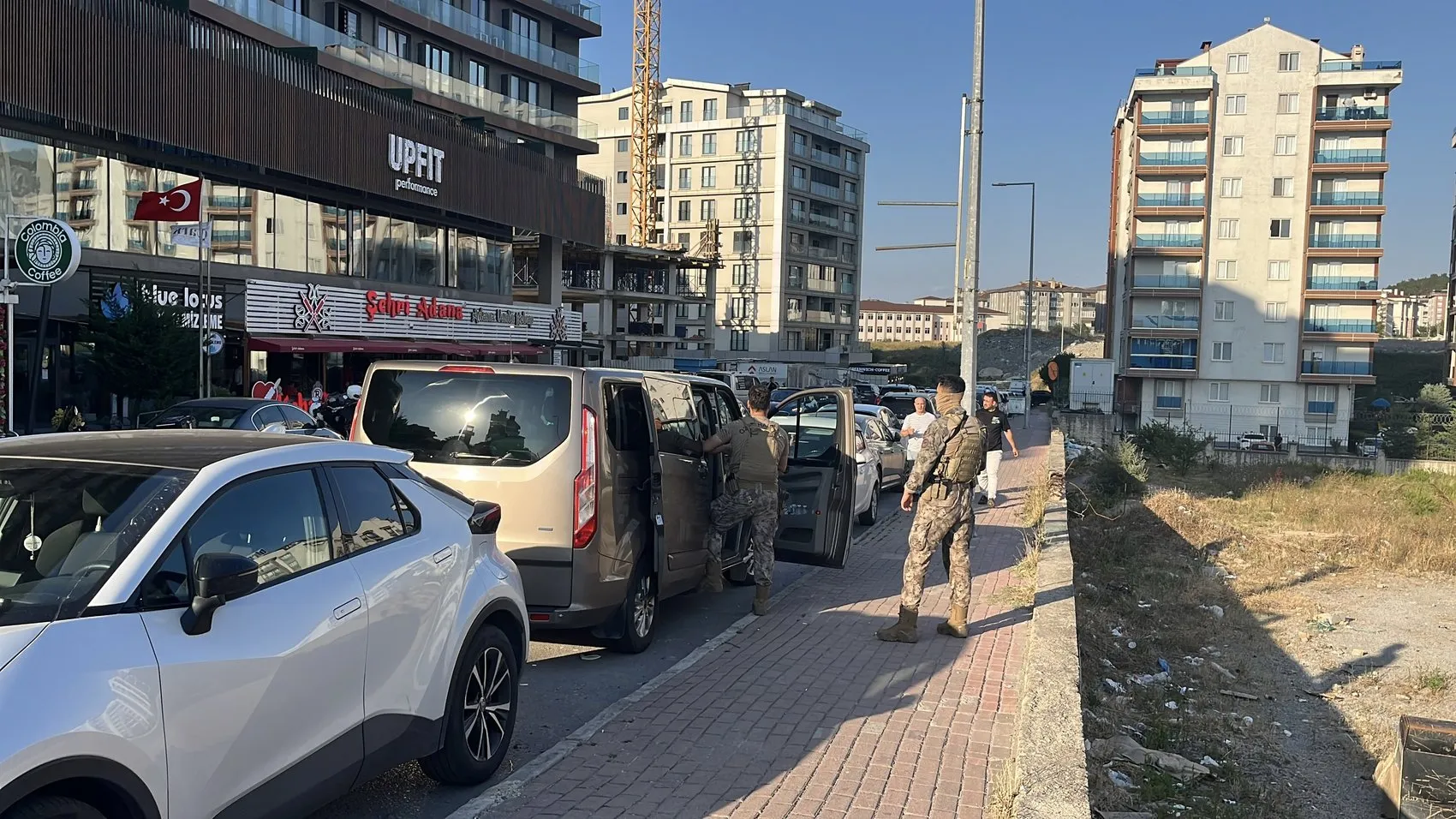 Gebze’de film gibi operasyon Şüpheli kaçarken merdivenlerden düştü