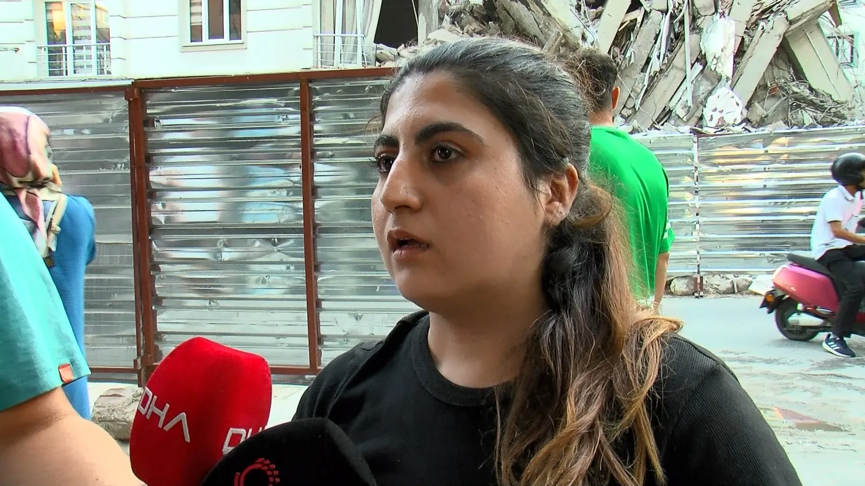 Bahçelievler'de kentsel dönüşüm yıkımı sırasında bina yanındaki apartmanın üzerine çöktü